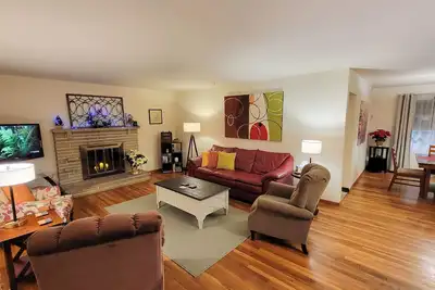 Image de Solitude in the City! Beautiful home, easy access to all Columbus! 1/2 Acre Lot!