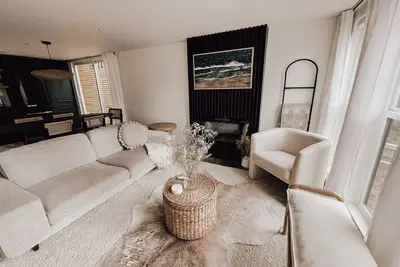 Image de Stylish lakeside neighborhood cottage w/hot tub.