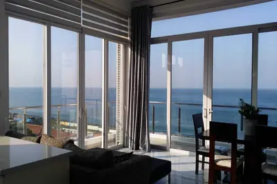 Image de We are opposite to Cinnamond Grand hotel and the Crescat shopping mall.