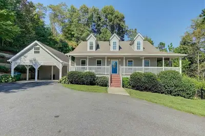 Image de Firefly Hideaway near Asheville w/hot tub, free Biltmore pass, fire pit and fenced back yard