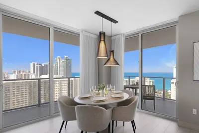 Image de Wrap Around Balcony: Paradise Beach|Amazing Pools