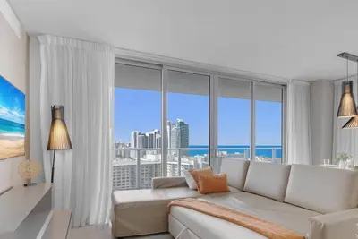 Image de Sky‑High Ocean & Bay View Luxury Condo