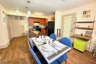 Image de Peaceful & Comfy Condo in the ❤ of all the action!