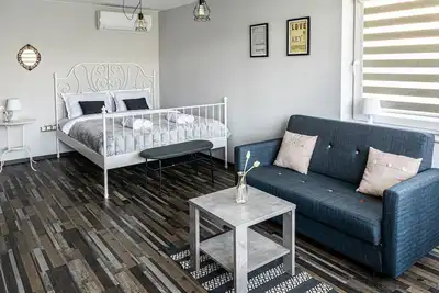 Image de Classic, modern with a hint of glam studio, 5 minutes from center