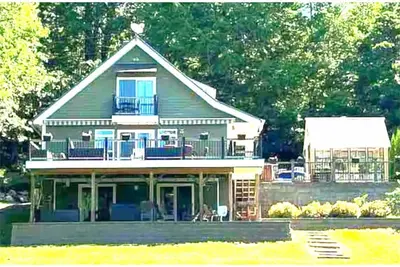 Image de Spring Bliss: Enchanting Lakeside Retreat & Hot Tub