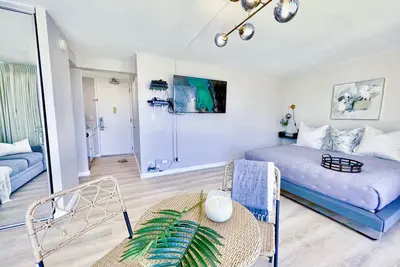 Image de 1 min walk to beach, New luxurious room with Ocean View!