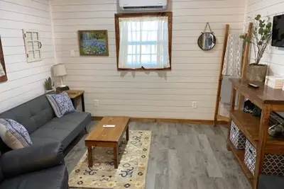 Image de Tiny home with big personality. Close to everything because everything is close!