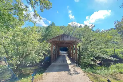Image de Covered Bridge + Cabin on water w/ hot tub In the Red River Gorge!