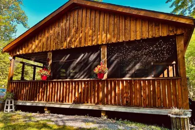 Image de Falls Lake Burrow - Private Cottage with Screened-in Hot Tub