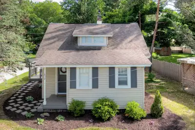 Image de Lofted Cottage w/ Lake Views & Pets Welcome