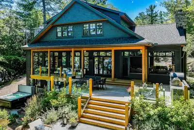Image de 7 bed 6 bath oasis on Lake Muskoka! Boathouse + Bunkie!