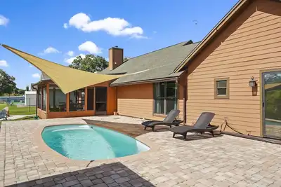 Image de Spectacular home with outdoor Pool and Lake view (62nd St N)