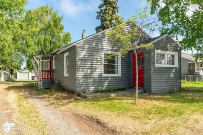 Image de 1940s Charming Two-Story Downtown Anchorage Home