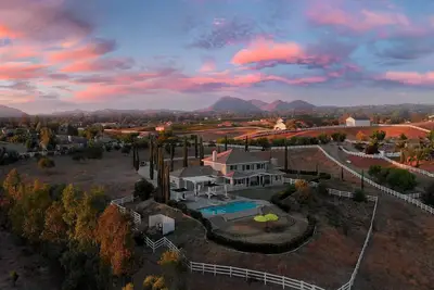 Image de Resort Style Ranch/infinity pool for family