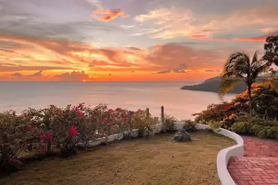 Villa architecte, directement au dessus de la mer, vue à 180 °.
