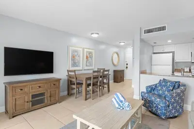 Updated South Seas Villa with Pool