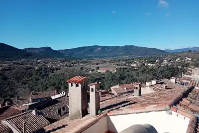 Image de Maison de village avec terrasse.