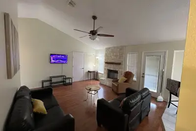 Image de Cheerful 3 Bedroom Home w/Parking in Central South Austin Pet Stays for Free!