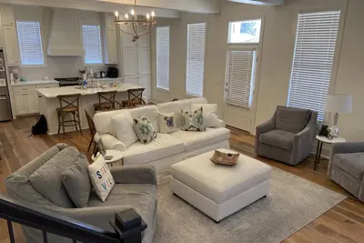 Image de Luxury home— 5 minutes to Mississippi State!