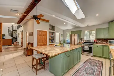 Image de Spacious 3br/2Ba Cabin Retreat in the Woods! !