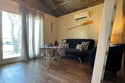 Image de Lake Front Cabin with Marina Access