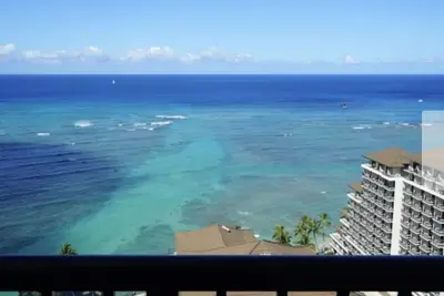 Image de Steps to Waikiki Beach. .