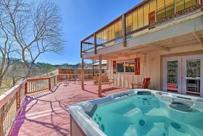 Image de Lakeside Treetop Cottage: Boat Dock & Hot Tub