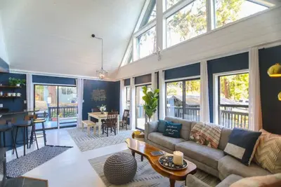 Image de Modern Farmhouse on 11 acres of woodland w hot tub