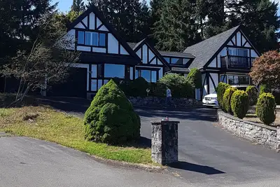 Image de Quaint Tudor Retreat - pet friendly, ocean view, minutes from beach