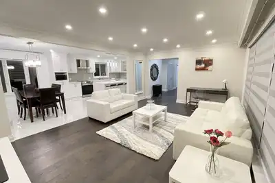 Image de 7 Bedroom and 6 washroom House with 2 kitchen and 2 laundry and a huge backyard