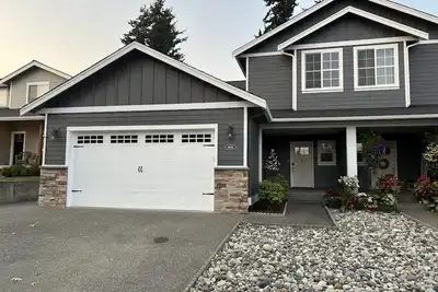 Image de Updated duplex on quiet street close to dining, shopping, hospitals & mountains,