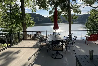 Image de Cozy Lakefront property just steps from the water with breathtaking views!