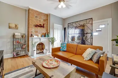 Image de Modern Rustic Charm with City Views