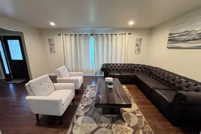 Image de Remodeled Sfr w/fireplace, super close to main highways and Chicago