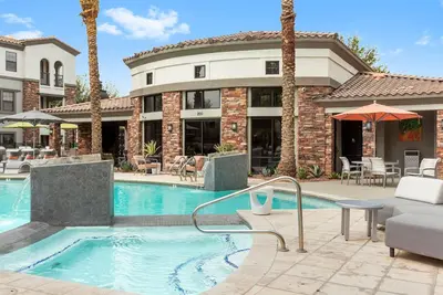 Image de CozySuites Glendale by the stadium with pool 04