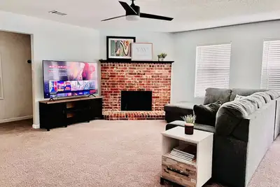 Image de Cozy 3 Bedroom House with Beautiful Fireplace