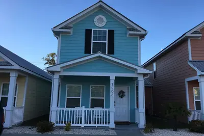 Image de 2-Bedroom Cottage, One Block to Beach! Free Wifi, Free Parking