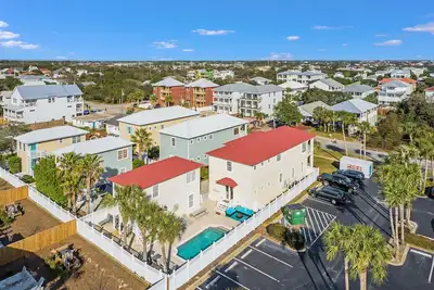 Image de 9 Bedrooms / 6. 5 Baths / Sleeps 28 / 8 Parking Spots / Pool / Steps to Beach! ! !