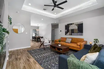 Image de Quaint ranch home with chic finishes & large patio/yard