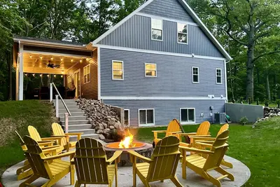 Image de Luxury house, covered patio, private fire pit patio. Pontoon rental available