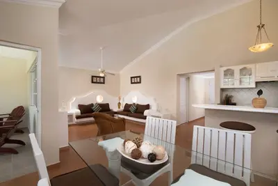 Image de 2 Br Luxury Residence Suites, All Inclusive ##, home-away-from-home.