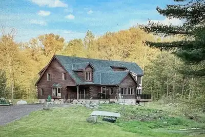 Image de 6000 sqft Log Cabin - Nestled on 53 acres -ski out access. 10 min from the lake!