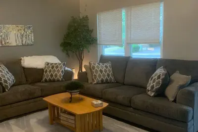 Image de friendly area, walking distance to town- great location!