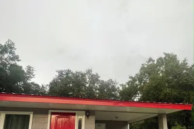 Image de Welcome to \"The Red Hideaway\"!