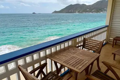 Image de Lovely 2-bedroom, feet in the water apartment