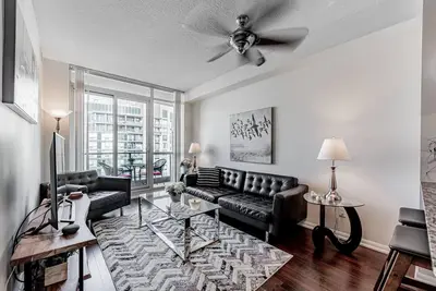 Image de Elegant Downtown Oasis with City and Lake Views Plus Parking!