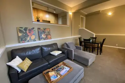 Image de Spacious 2Bdrm walkable to Uw, Shopping and More