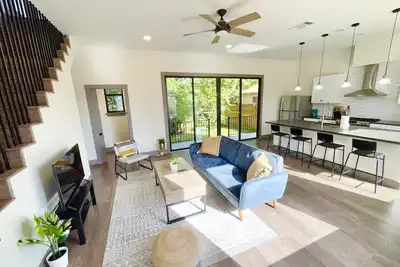 Image de Quiet Oasis 10 min from Downtown, New Build 2022!