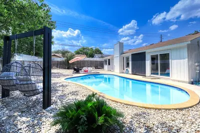Image de Spacious Modern Home| Pvt Pool | Free Wifi |5 Min. to Domain| 15 min to Downtown