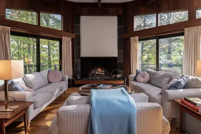 Image de Mid-Century Arty Chalet - 2 Min to Stratton Slopes